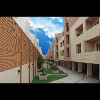 المشروع عبارة عن مجمع شقق فاخرة ، صمم بطريقة تضمن الخصوصية والامن الكامل ويتكون المجمع من 10 عمائر متلاصقة يوجد بها 148 شقة و مصعد واحد كما يتميز المجمع بان كل دور عبارة عن مستويين ويوجد شقتين فقط بكل مستوي ويتم الصعود للشقق من المواقف مباشرة كما ان محدودية مداخل المجمع يضمن الامن الكامل والسيطرة علي الحركة.